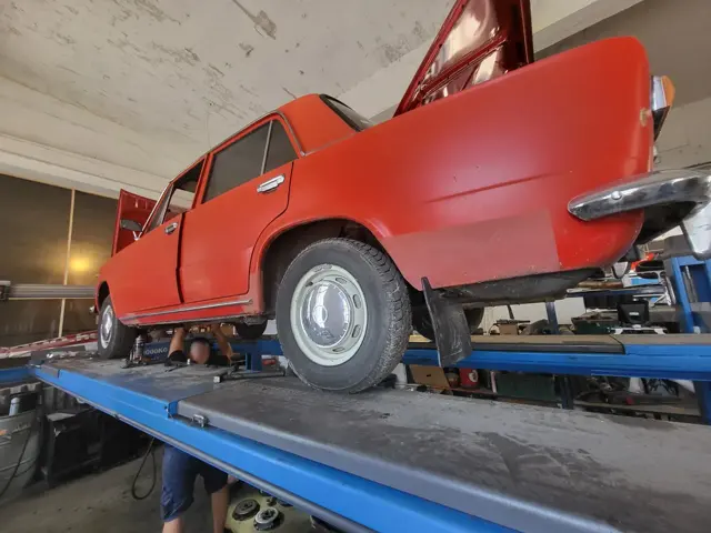 Piros veterán autó emelőn a BLT Szervizben