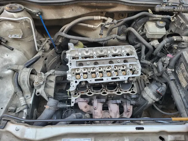Motorjavítás közben megbontott motor a BLT Szerviz műhelyében